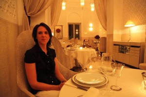 Nikki beim Dinner im “La Grand Table Francaise” des französischen 3-Sterne-Kochs Yannick Alleno.